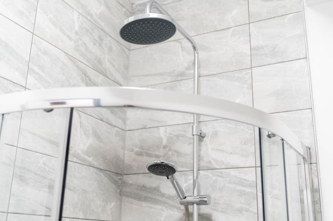 Sky One Bedroom Modern 4 * Бирмингем